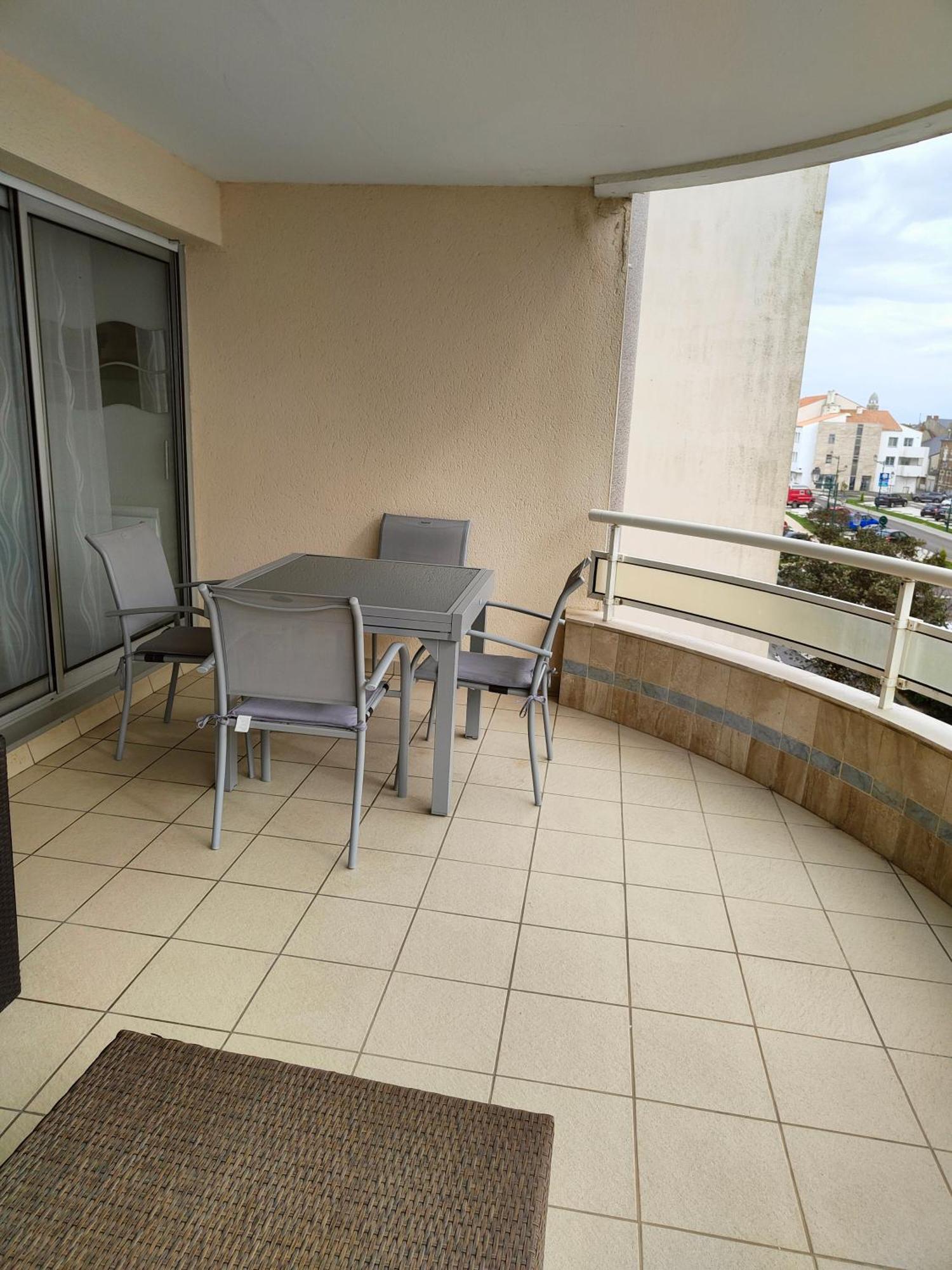 Appartement 2 Pieces Avec Une Grande Terrasse, 3 Etoiles, Wifi, Box Pour Vehicule Et Velos Les Sables-dʼOlonne Buitenkant foto